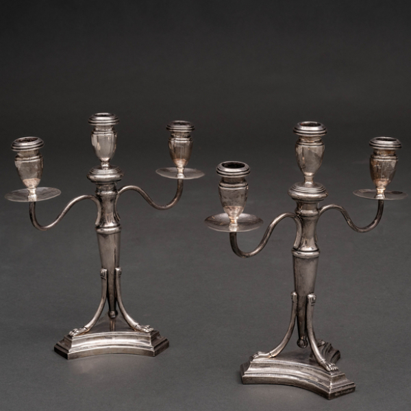 Pareja de candelabros de tres luces en plata del siglo XX.