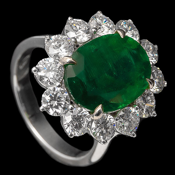 Sortija rosetón en oro bicolor con esmeralda de Zambia talla oval, 5,46 ct  
