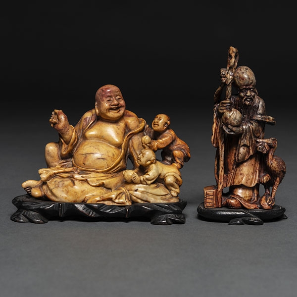 &quot;Sabio de la Antigüedad y Buda con Niños&quot; Conjunto de dos figuras realizadas en piedra dura. Trabajo Chino, Siglo XX