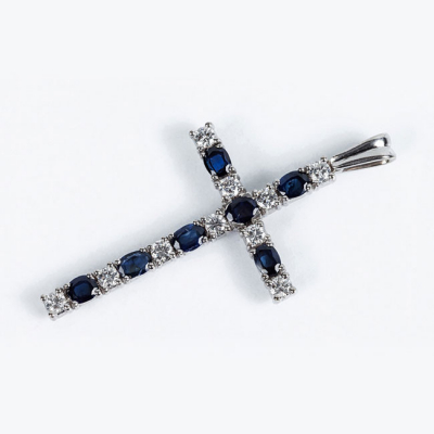 Cruz colgante en oro blanco 18 K de zafiros finos azules y diamantes 