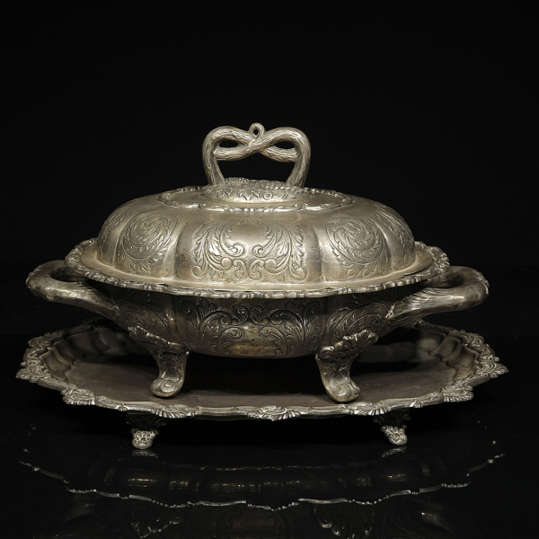 Sopera y bandeja de presentaci&oacute;n de plata, s. XX, ornamentaci&oacute;n cincelada y grabada de inspiraci&oacute;n rococ&oacute;