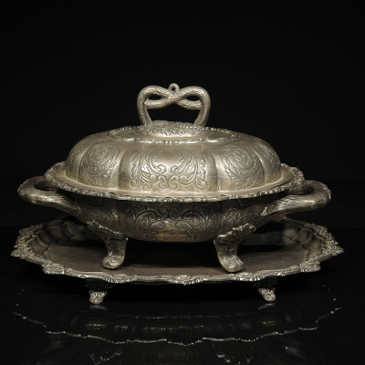 Sopera y bandeja de presentaci&oacute;n de plata, s. XX, ornamentaci&oacute;n cincelada y grabada de inspiraci&oacute;n rococ&oacute;
