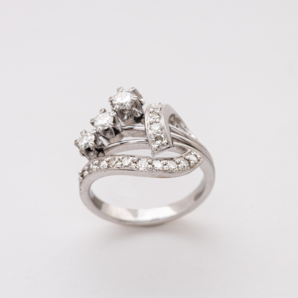 Sortija en oro blanco con diamantes tallas brillante y 8/8. 