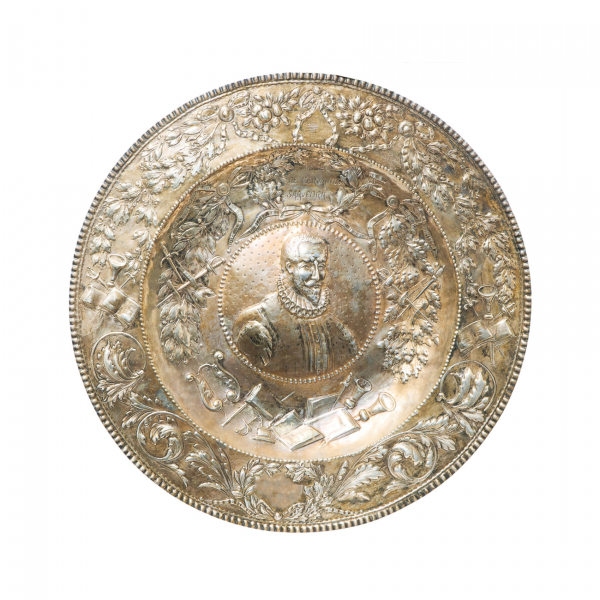 Tondo en plata punzonada con representación central del busto de Miguel de Cervantes en relieve, fles. del s.XIX-ppios. del s.XX.