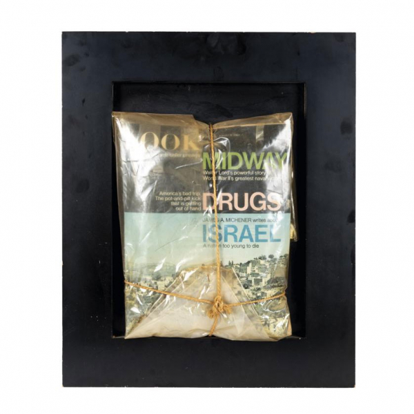 Christo.  "Look Magazine Empaqueté (1965)". Revista Look envuelta en plástico transparente y con cuerdas sobre marco de madera negra.