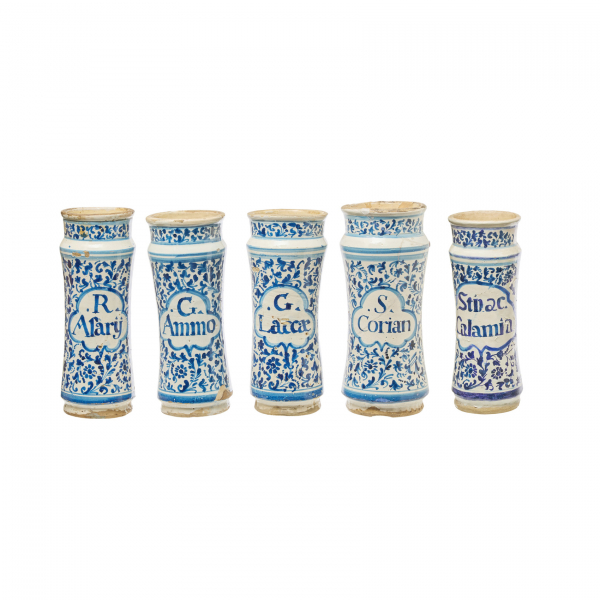 Lote de cinco albarelos de farmacia en cerámica catalana azul y blanca, segundo tercio s.XVIII.