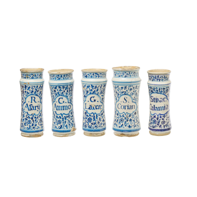 Lote de cinco albarelos de farmacia en cerámica catalana azul y blanca, segundo tercio s.XVIII.
