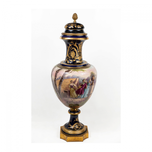 Jarrón francés con tapa estilo Sèvres en porcelana esmaltada y parcialmente dorada sobre base en bronce dorado, s.XIX.
