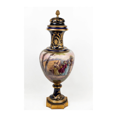 Jarrón francés con tapa estilo Sèvres en porcelana esmaltada y parcialmente dorada sobre base en bronce dorado, s.XIX.