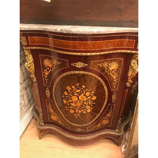 Entredós francés con decoración de marquetería