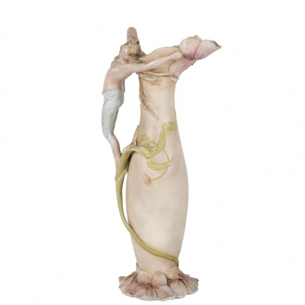 Delicada Jarra Art Nouveau en biscuit esmaltado, posiblemente alemán, C. 1900.   Asa a modo de figura femenina y profusa decoración floral.
