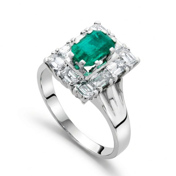 Sortija en oro blanco con esmeralda central y orla de diamantes talla esmeralda con un total de 1,5 cts. aprox.