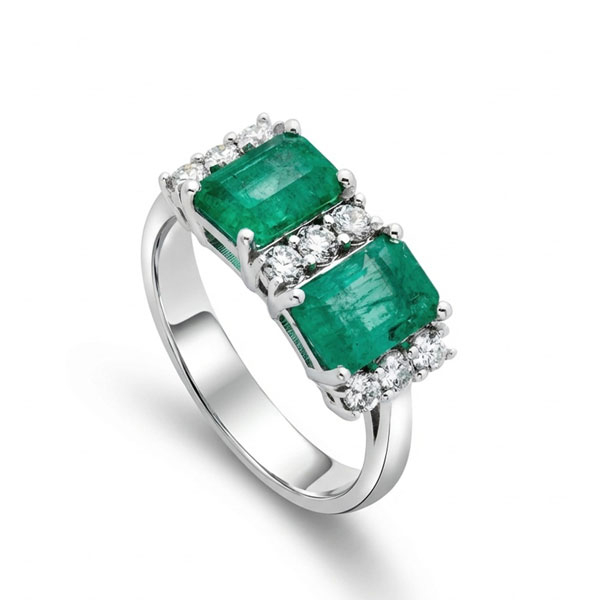 Sortija en oro blanco con 2 esmeraldas y diamantes talla brillante con un peso total de 0,27 cts. aprox.