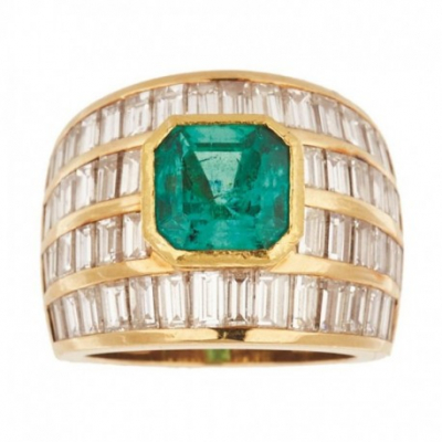 OCTAVIO SARDA, sortija en oro con esmeralda central talla octogonal y bandas de diamantes talla baguette 