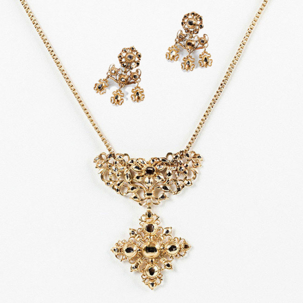 Importante conjunto franc&eacute;s antiguo (S. XVIII) en oro amarillo 18 K y diamantes, con collar con gran pendentif con rosetones florales y motivos vegetales y cruz de Malta decorada con flores de lis Borb&oacute;nicas..
