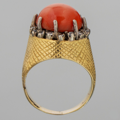 Anillo en oro amarillo de 18kt con coral rojo en el centro.