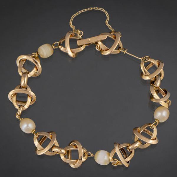 Pulsera de eslabones en oro amarillo de 18 kt con cuatro bolas de nácar.