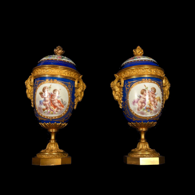 Pareja de jarrones porcelana Sevres franceses &#039;Bleu Royale&#039; del siglo XIX, monturas en bronce, Francia. 