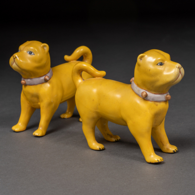 Pareja de perros en porcelana china color amarilla del siglo XX.