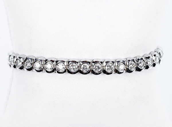 Pulsera tipo 'rivière' de alta joyería, en sólida montura de oro blanco y frente en fila de limpios y blancos diamantes talla brillante, en chatón