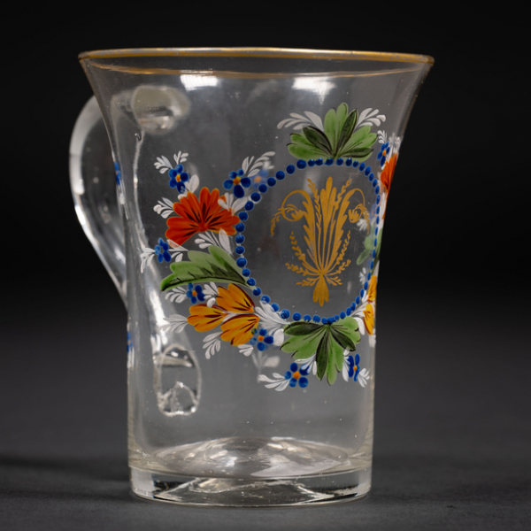 Vaso en cristal traslúcido con esmalte de flores en cristal de la Real fábrica de cristales de la Granja de finales del siglo XVIII-XIX
