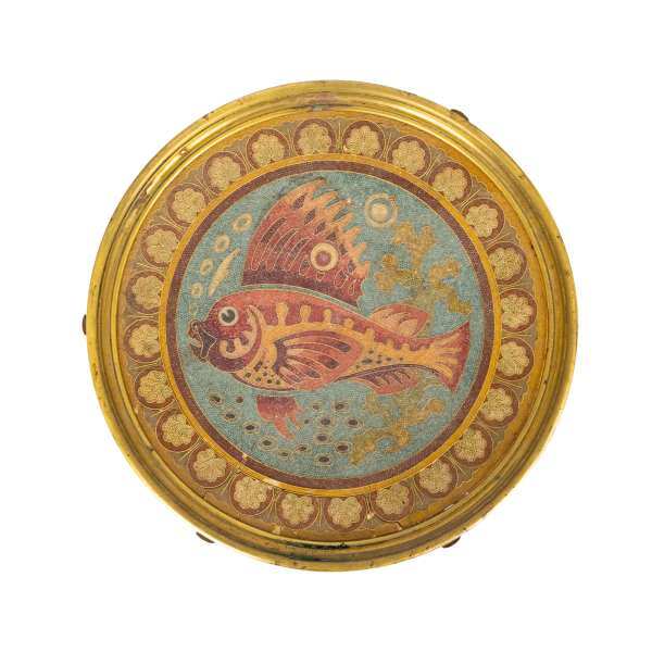 Francesc Vidal Javellí (Barcelona, 1848- 1914).  Plato en bronce y esmalte cloisonné con bolitas de cristal tipo Tiffany con decoración de pez, c.1885-1890.