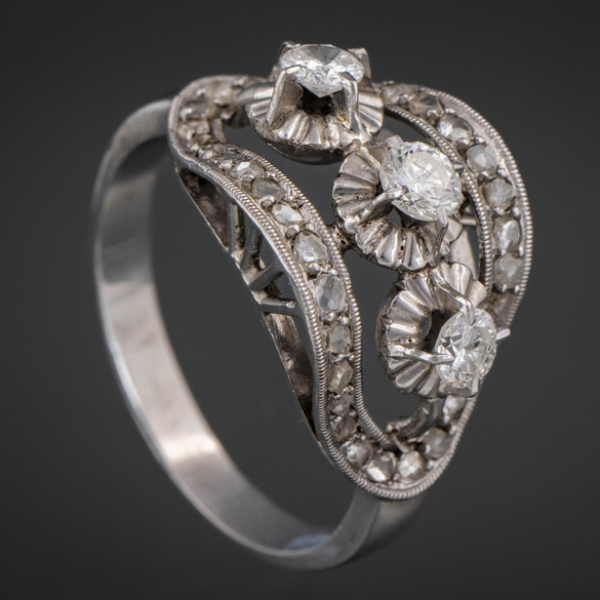 Sortija en oro blanco de 18 kt con brillantes.