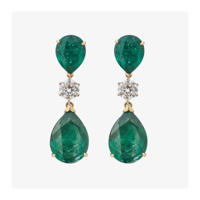 Pendientes en oro blanco con dos esmeraldas de Zambia talla perilla unidas por un diamante talla brillante.