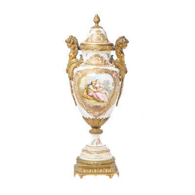 Jarrón en porcelana de Sevrès con decoración esmaltada de escenas paisajísticas firmadas L. Bertran, fles. del s.XIX-ppios. del s.XX.