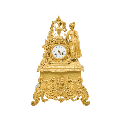 Reloj de sobremesa francés estilo Luis XVI en bronce dorado custodiado por dama con flores y decoraciones florales, de volutas y acantos, s.XIX.