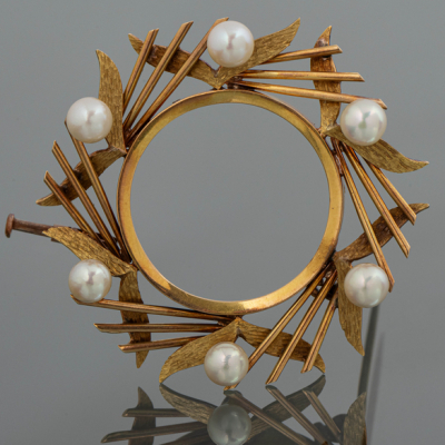 Broche en forma de corona en oro amarillo de 18kt con seis perlas cultivadas.