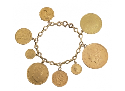 Pulsera con ocho monedas colgantes en eslabones ovalados. 