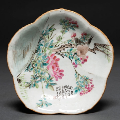 Fuente de perfil mixtilíneo en porcelana china. Trabajo Chino, Siglo XIX
