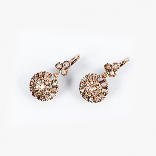 Pendientes antiguos en oro rosa 18 K, con un rosetón cuajado de diamantes, talla simple, colgante de motivo en trébol con diamantes