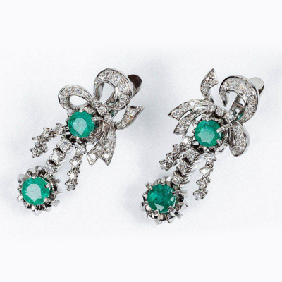 Pendientes largos vintage en sólida montura de oro blanco 18 K con motivo de lazada y &#039;flecos&#039; colgantes, con centros de bonitas esmeraldas naturales, y limpios y blancos diamantes 