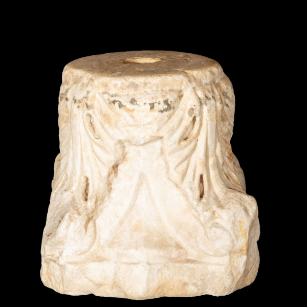 Capitel corintio. Roma, Italia, Siglo XVI.   Mármol tallado.