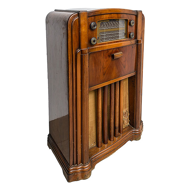 Radio de la marca Anglo española de electricidad, S.A. de 8 válvulas. Barcelona-Madrid, 1940-1945. En madera contrachapada de nogal con tocadiscos en el interior.