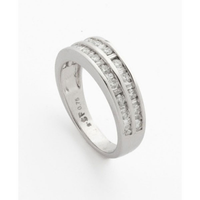 Media alianza en oro blanco con 2 filas de diamantes talla brillante con un peso total de 0,75 cts. aprox.