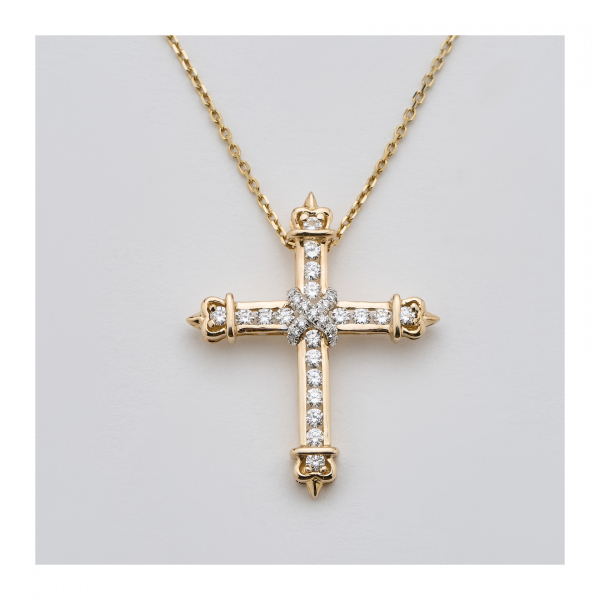 Colgante diseño cruz en oro con diamantes talla brillante engastados en garras y carril, 3,5 x 3 cm.