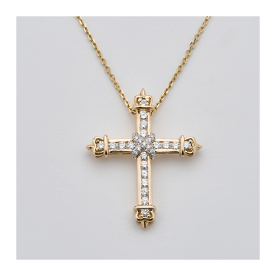 Colgante diseño cruz en oro con diamantes talla brillante engastados en garras y carril, 3,5 x 3 cm.