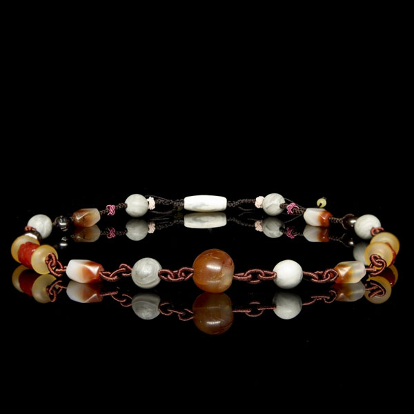 Hermoso collar de cuentas de ágata y Liúlí de tonalidades blancas, ocres, rojizas y ámbar.  