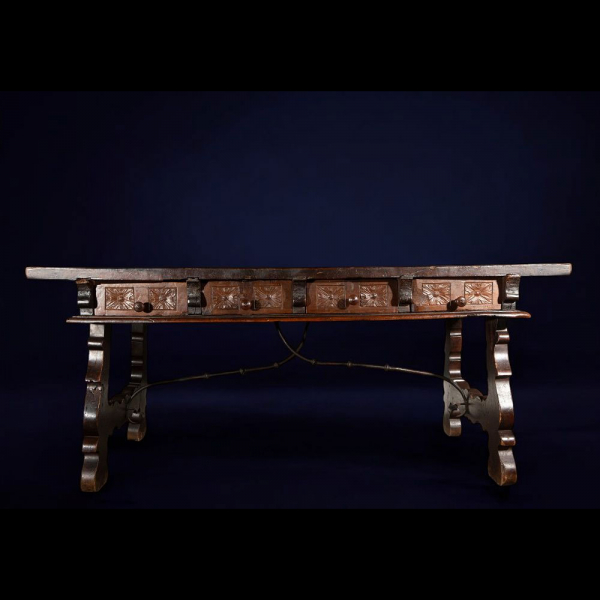 Mesa española del siglo XVII de cuatro cajones.