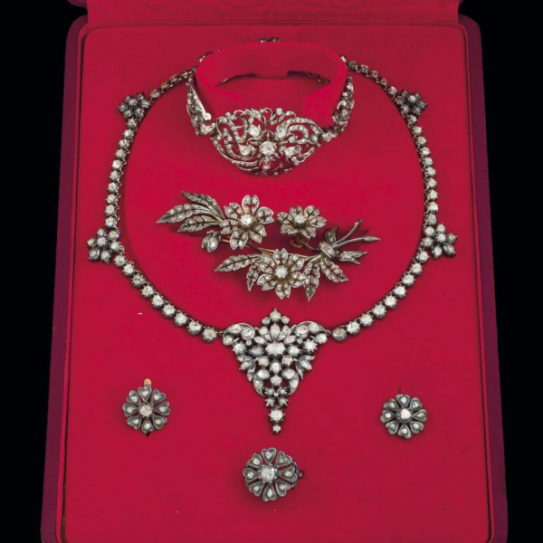 Magnífico aderezo de joyería Bagués en oro amarillo con vistas de plata realizado con motivos florales y diamantes talla rosa 