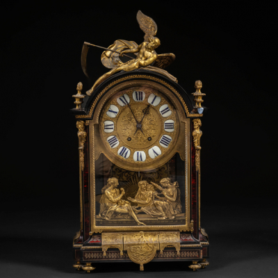 Reloj estilo Luís XVI en bronce con marquetería tipo boulle de carey con aplicaciones en bronce dorado y latón embutido del siglo XIX.