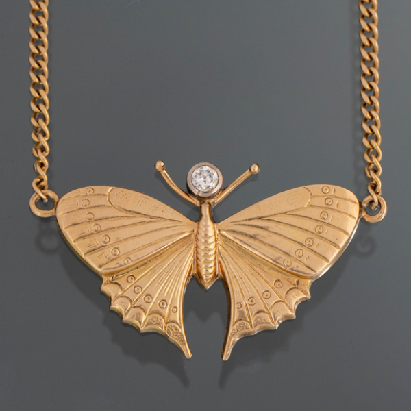 Gargantilla en oro amarillo de 18kt con colgante en forma de mariposa con brillante de 0,10qt. Medidas: Longitud: 21 cms.