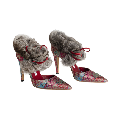 MANOLO BLAHNIK. Zapato stiletto modelo &laquo;Rosaurov&raquo; de tac&oacute;n de aguja semicerrado en jacquard damasco con lazo en terciopelo rojo y pelo de vis&oacute;n.  