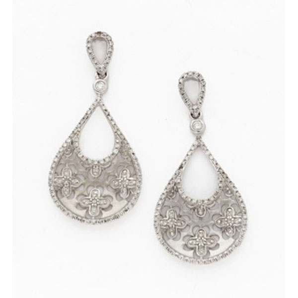 Pendientes largos en oro blanco con decoración de flores y diamantes talla brillante