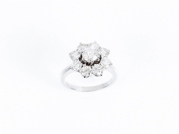 Sortija rosetón en oro blanco, con centro y orla de limpios y blancos diamantes talla brillante