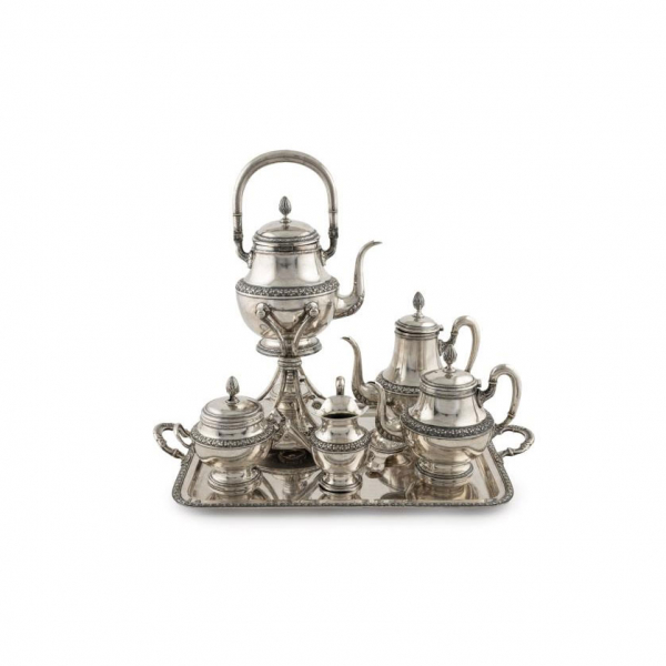 Elegante Juego de café y té de plata, c. 1920.   En plata española punzonada, ley 916. De Pérez Fernández.