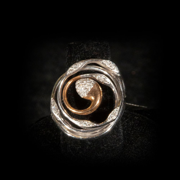 Sortija en oro bicolor de 18 k con diamantes talla brillante.